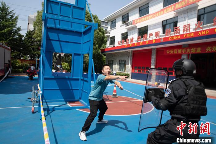 共筑人民城市“平安盾”上海公安、消防夏季聯(lián)合實(shí)戰(zhàn)大練兵