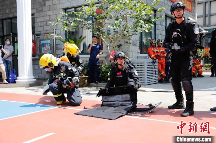 上海市公安局楊浦分局特警支隊(duì)聯(lián)合上海市楊浦區(qū)消防救援支隊(duì)開展夏季協(xié)同作戰(zhàn)大練兵?！∩虾Ｊ袟钇謪^(qū)消防救援支隊(duì)供圖