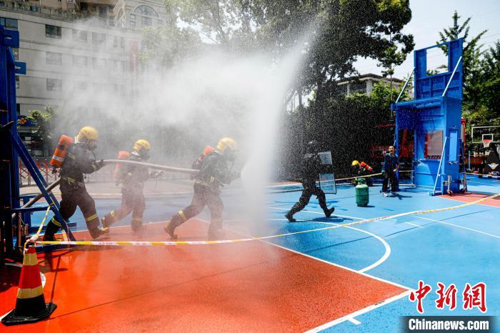 近年來(lái)，楊浦公安和消防持續(xù)深化聯(lián)動(dòng)協(xié)作，定期開展模擬警情演練、專業(yè)技能比武等活動(dòng)。　上海市楊浦區(qū)消防救援支隊(duì)供圖