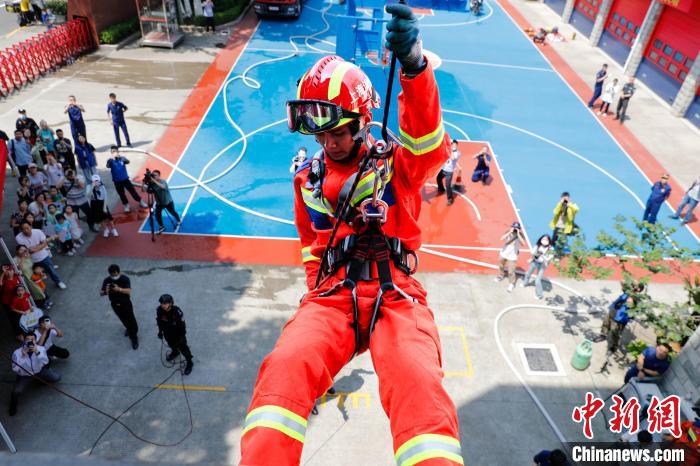 索降，對(duì)于特警和消防隊(duì)員來(lái)說是必備的戰(zhàn)術(shù)技能，在應(yīng)急處突和高空救援等方面都發(fā)揮了極大的作用。　上海市楊浦區(qū)消防救援支隊(duì)供圖