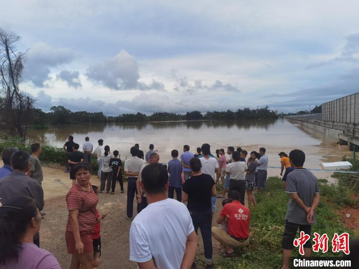 受災(zāi)現(xiàn)場一片“汪洋”。　翟李強(qiáng) 攝