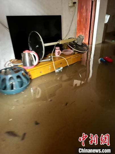 河水灌入村民家中?！∈茉L者供圖