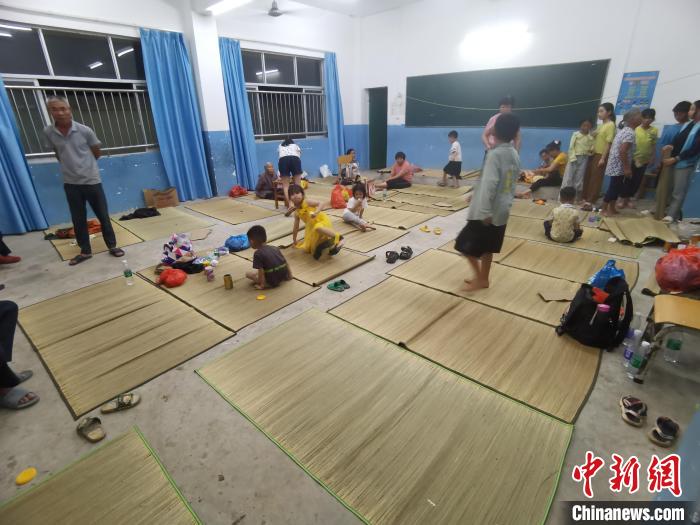 受災(zāi)民眾得到臨時(shí)安置?！〉岳顝?qiáng) 攝