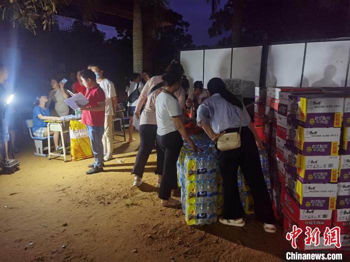 安置點(diǎn)里的物資。　翟李強(qiáng) 攝