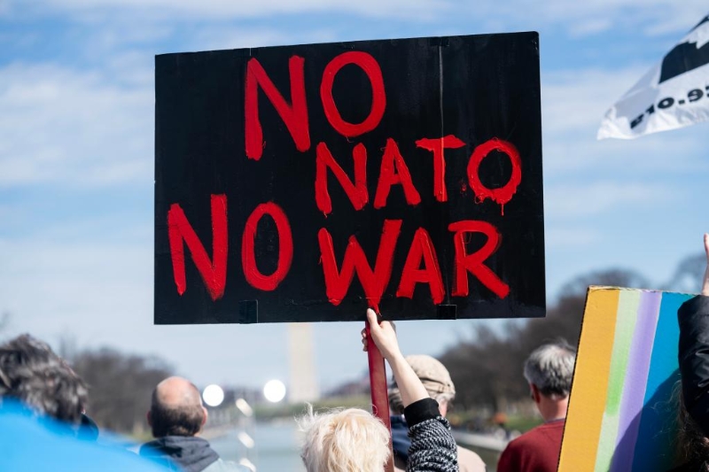 2023年2月19日，在美國(guó)首都華盛頓，一名抗議者手舉標(biāo)語(yǔ)在林肯紀(jì)念堂前參加集會(huì)。（圖源：新華網(wǎng)）