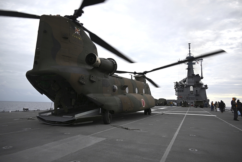 2022年11月17日，日本自衛(wèi)隊(duì)和美軍在鹿兒島和九州島近海舉行聯(lián)合演習(xí)。（圖源：央視新聞）