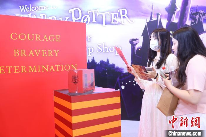 圖為讀者在進口原版圖書銷售區(qū)參觀?！”本﹪H圖書節(jié)組委會供圖