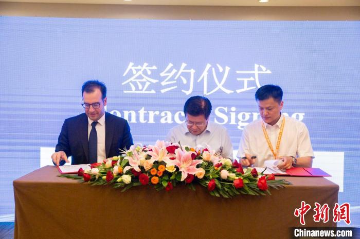 圖為簽約儀式現(xiàn)場?！≈鬓k方供圖