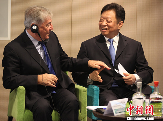 2019年9月5日，首屆中歐藍色伙伴關系論壇在布魯塞爾召開。圖為中國國家海洋局局長王宏(右)和歐盟環(huán)境、海洋事務和漁業(yè)委員維拉在論壇上交流。中新社記者 德永健 攝