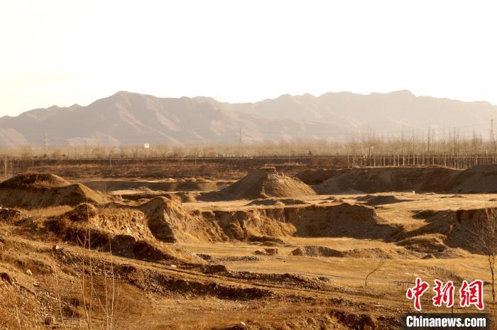 圖為北京潮白河風(fēng)沙危害區(qū)治理前?！”本┦袌@林綠化局供圖