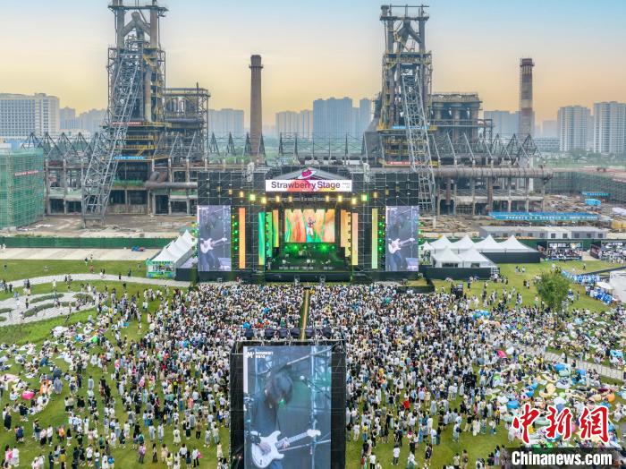 在大運河杭鋼公園大草坪舉辦的2023杭州草莓音樂節(jié)現(xiàn)場 李盛韜 攝 在大運河杭鋼公園大草坪舉辦的2023杭州草莓音樂節(jié)現(xiàn)場 李盛韜 攝