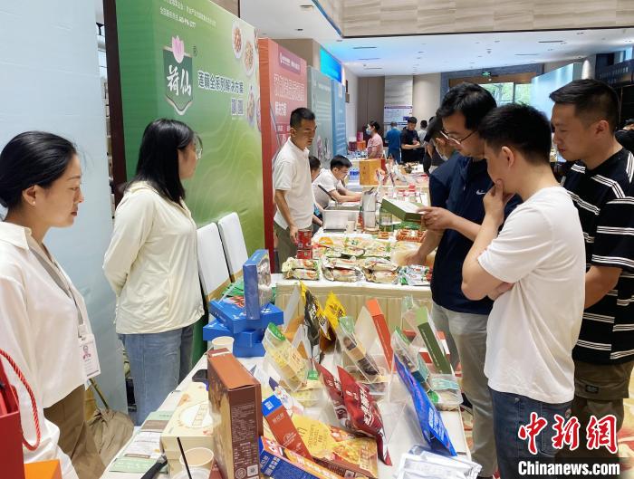 預(yù)制菜新品、明星產(chǎn)品集中展示。　崔佳明 攝