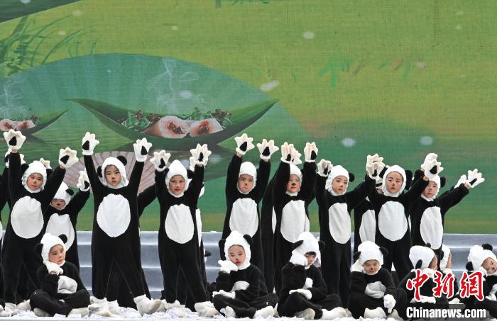 九寨溝首屆國(guó)際生態(tài)旅游季開(kāi)幕活動(dòng)現(xiàn)場(chǎng)。　安源 攝