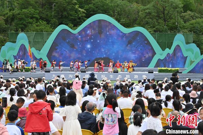 九寨溝首屆國(guó)際生態(tài)旅游季開(kāi)幕活動(dòng)現(xiàn)場(chǎng)。　安源 攝