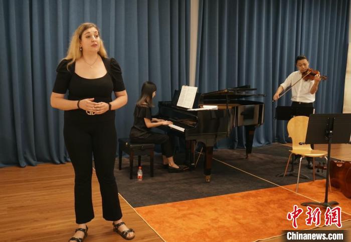 來自意大利的丹怡即興演唱江蘇民歌《茉莉花》?！O權(quán) 攝