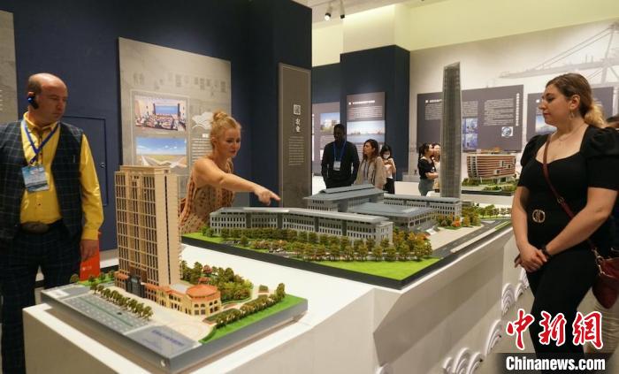 外籍友人參觀江海博物館?！O權(quán) 攝