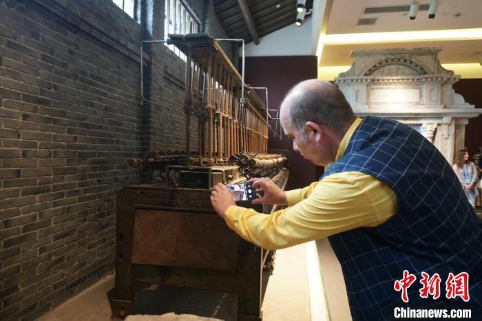 主題展覽吸引了外籍友人拍照“打卡”?！O權(quán) 攝