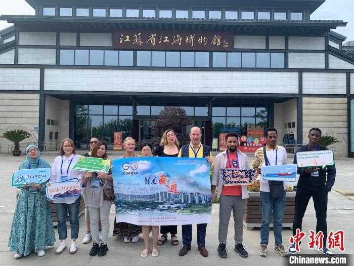 江海博物館大門前，外籍友人合影留念?！O權(quán) 攝