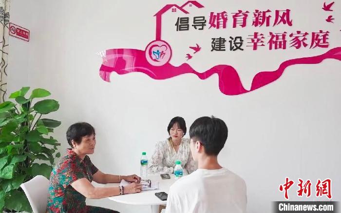 圖為職業(yè)“媒婆”邱細花在自己的工作室內(nèi)為一對新人講解正確的婚俗觀念?！”R夢夢 攝