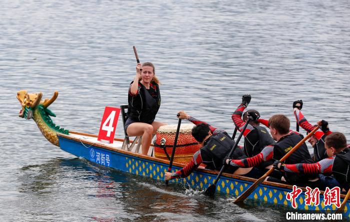 參賽龍舟在新安江龍舟公開賽中。　施亞磊 攝