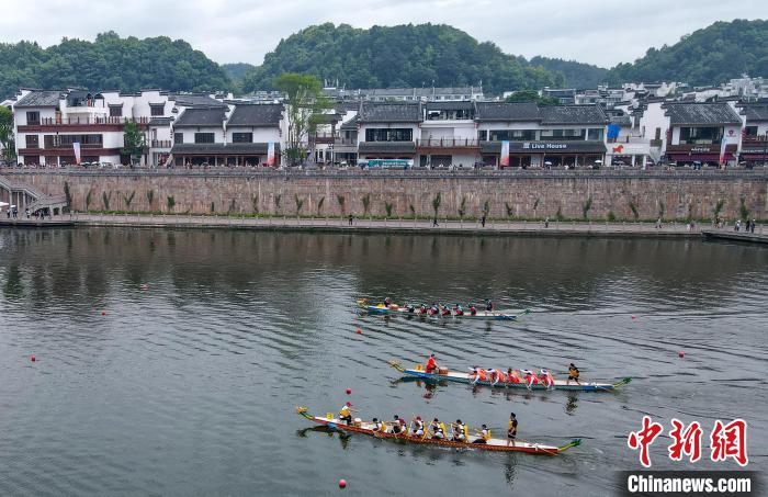 參賽龍舟在新安江龍舟公開賽中。(無人機照片) 施亞磊 攝