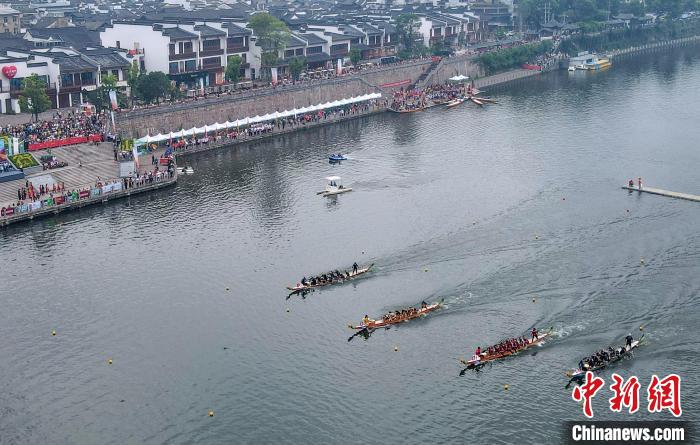 參賽龍舟在新安江龍舟公開賽中。(無人機照片) 施亞磊 攝