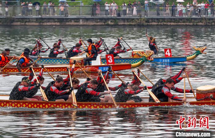參賽龍舟在新安江龍舟公開賽中?！∈﹣喞?攝