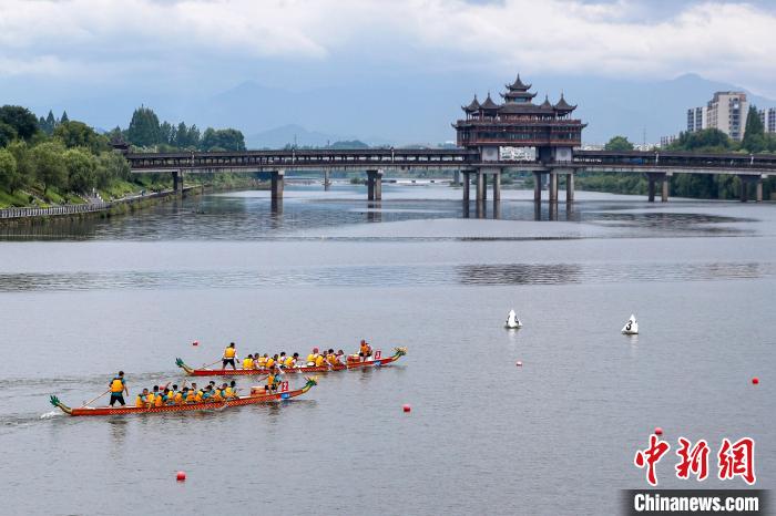 參賽龍舟在新安江龍舟公開賽中。(無人機照片) 施亞磊 攝