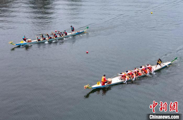 參賽龍舟在新安江龍舟公開賽中。(無人機照片) 施亞磊 攝