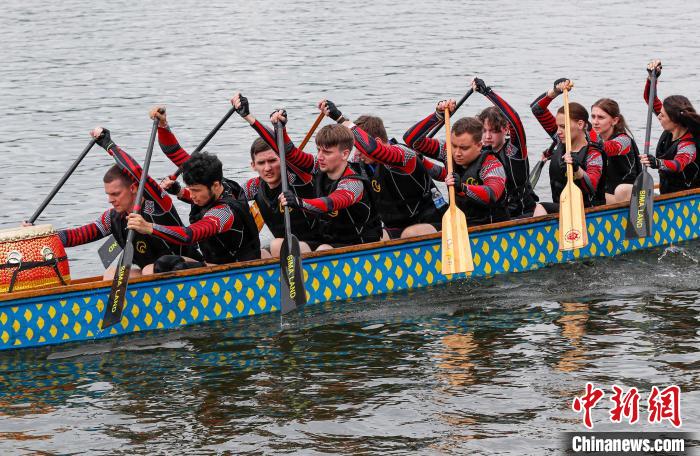 參賽龍舟在新安江龍舟公開賽中?！∈﹣喞?攝
