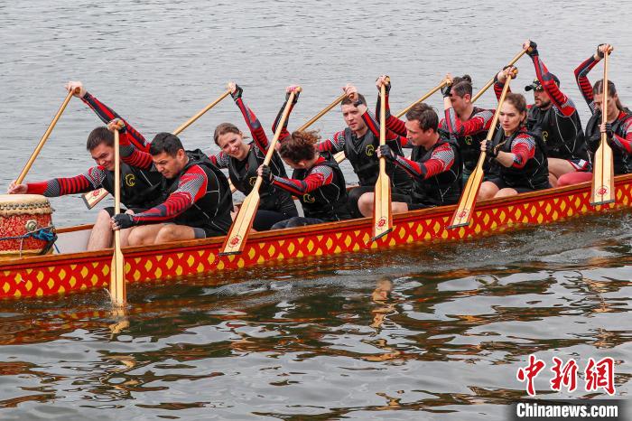 參賽龍舟在新安江龍舟公開賽中?！∈﹣喞?攝