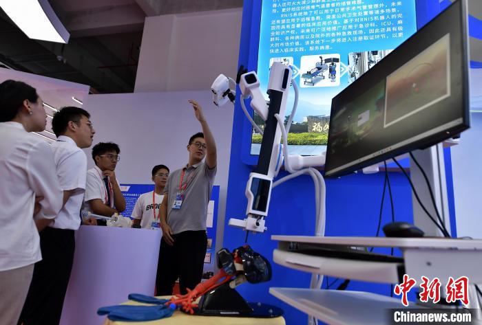 圖為參觀者在展會(huì)上了解醫(yī)用手術(shù)設(shè)備?！埍?攝
