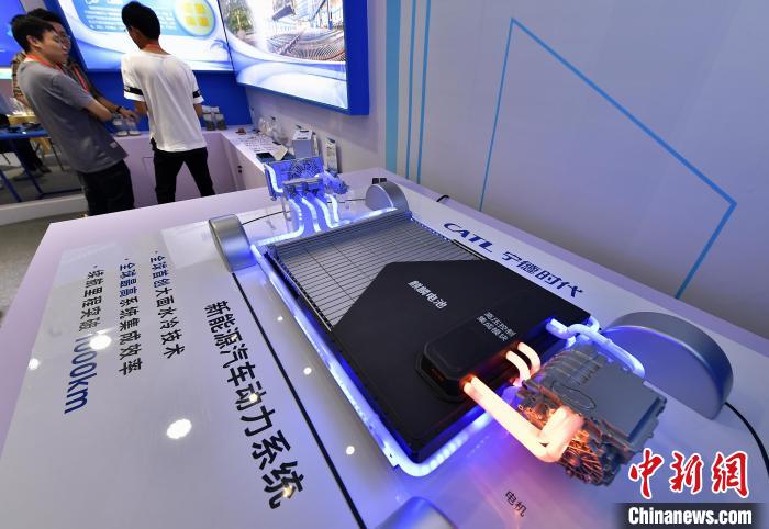 圖為全球首創(chuàng)大面水冷技術(shù)，續(xù)航里程突破1000km的新能源汽車動(dòng)車系統(tǒng)模型亮相展會(huì)。　張斌 攝