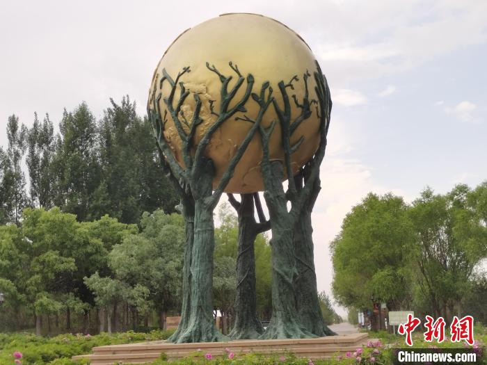 圖為庫布其沙漠中的雕塑。　李愛平 攝