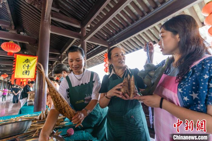 包粽子現(xiàn)場?！⌒弥?攝