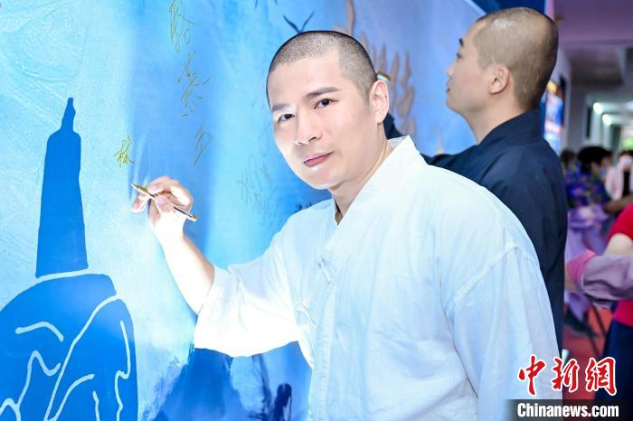 臺(tái)灣釋門少林功夫團(tuán)團(tuán)長(zhǎng)林勝杰參加6月18日舉行的海峽兩岸青少年新媒體論壇之武術(shù)論壇?！＄娦?攝