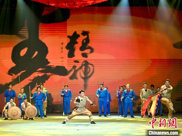 圖為海峽兩岸青少年新媒體論壇之武術(shù)論壇現(xiàn)場(chǎng)表演?！＄娦?攝