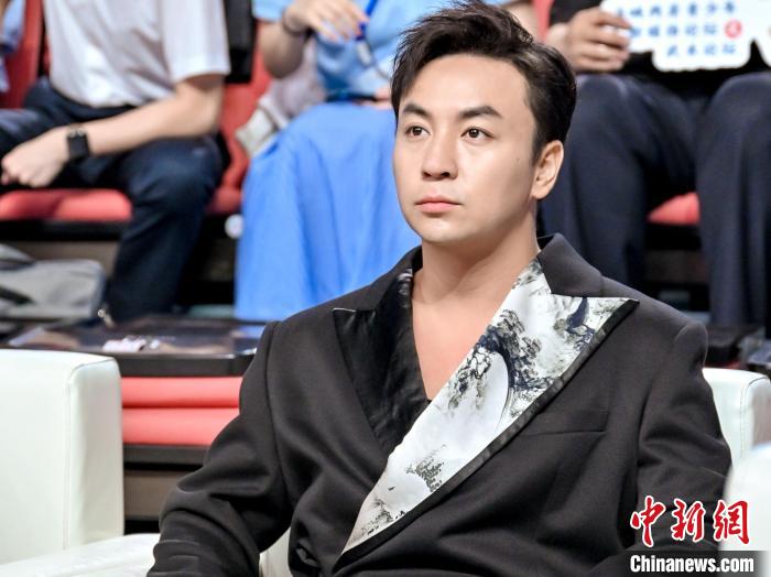 演員、導(dǎo)演釋小龍?jiān)诤{兩岸青少年新媒體論壇之武術(shù)論壇上，講述了自己以功夫和電影開啟的兩岸融合經(jīng)歷?！＄娦?攝