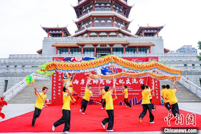第十五屆海峽論壇·海峽同根文化藝術(shù)節(jié)之兩岸龍獅民俗文化交流會(huì)在廈門(mén)集美新地標(biāo)集美塔拉開(kāi)帷幕?！＄娦?攝