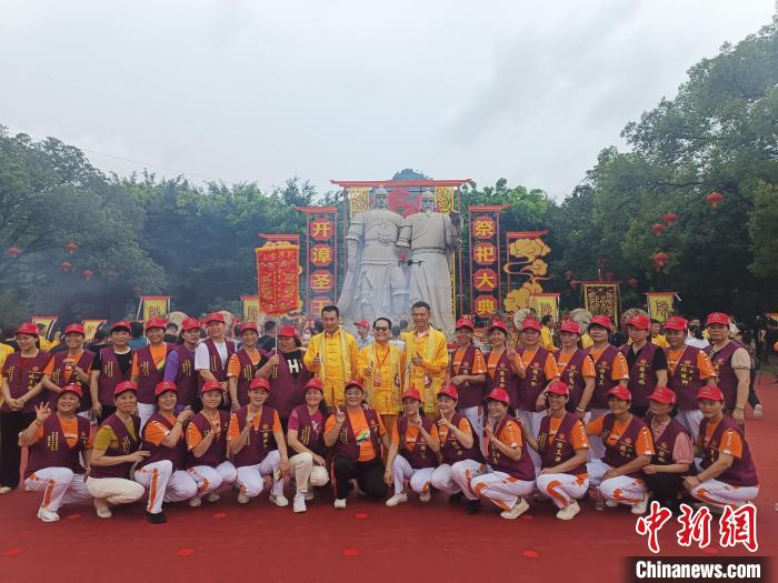 兩岸同胞齊聚將軍山下，共祭開漳圣王，并合影留念?！×握涿?攝