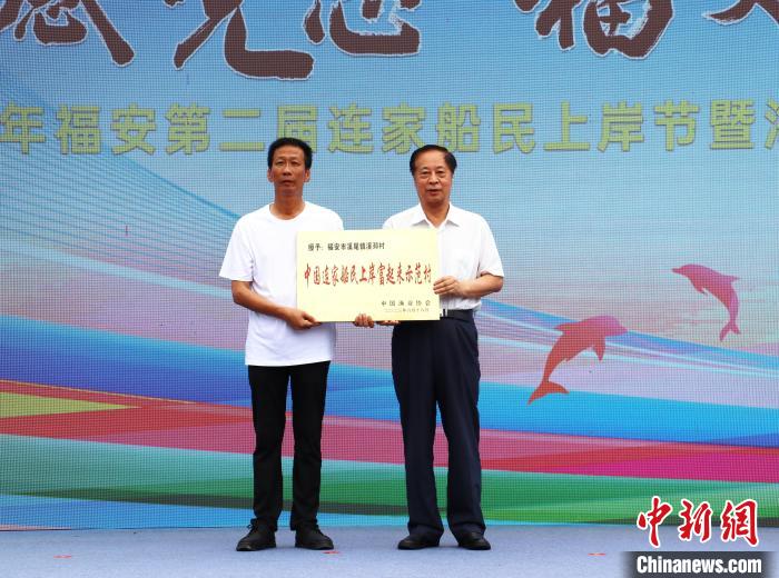 溪邳村獲“中國(guó)連家船民上岸富起來(lái)示范村”榮譽(yù)稱號(hào)?！×珠派?攝