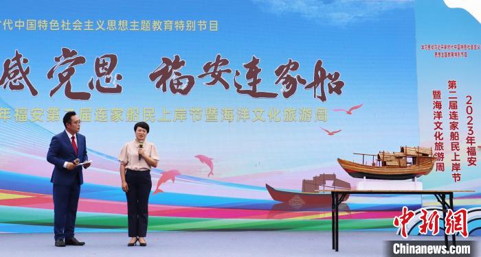 村民分享連家船民“搬上來(lái)、住下來(lái)、富起來(lái)”的故事和難忘經(jīng)歷?！×珠派?攝