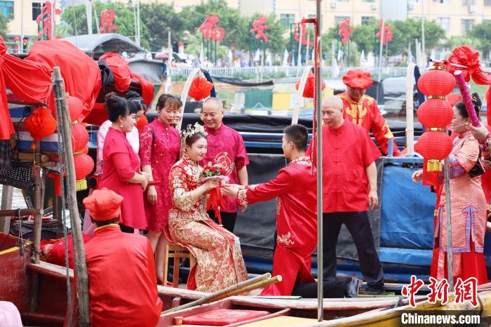 連家船民婚俗秀之迎親禮和成親禮?！×珠派?攝