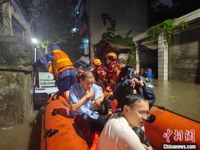 圖為消防員轉(zhuǎn)移被困人員。　貴陽(yáng)市消防救援支隊(duì)供圖