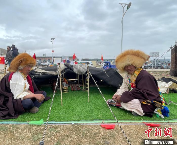 圖為黑帳篷制作比賽現(xiàn)場(chǎng)?！∷骼识嘟?攝