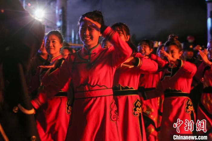 圖為鄂倫春族民眾圍著篝火跳起歡快的舞蹈?！顏?wèn)| 攝
