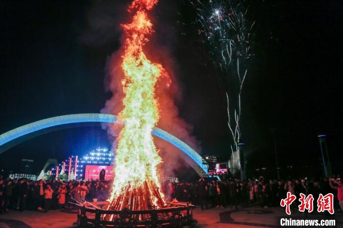 圖為第三十三屆鄂倫春族篝火節(jié)開(kāi)幕式現(xiàn)場(chǎng)?！顏?wèn)| 攝