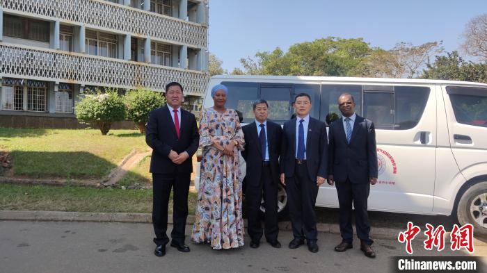 捐贈儀式現(xiàn)場?！∈茉L者供圖