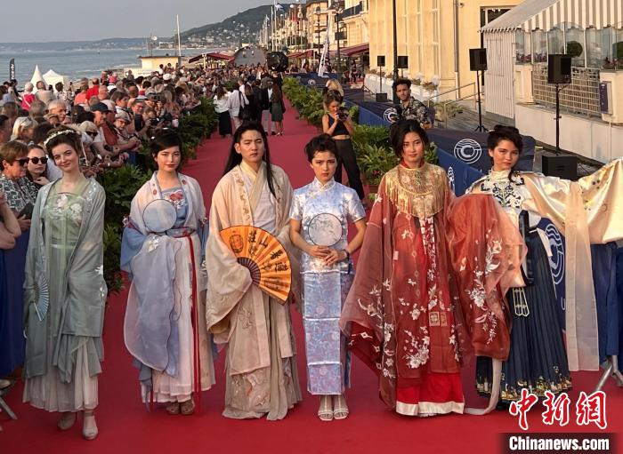 當(dāng)?shù)貢r(shí)間6月16日，2023年卡布爾電影節(jié)中國(guó)日活動(dòng)舉行?！≈鬓k方供圖