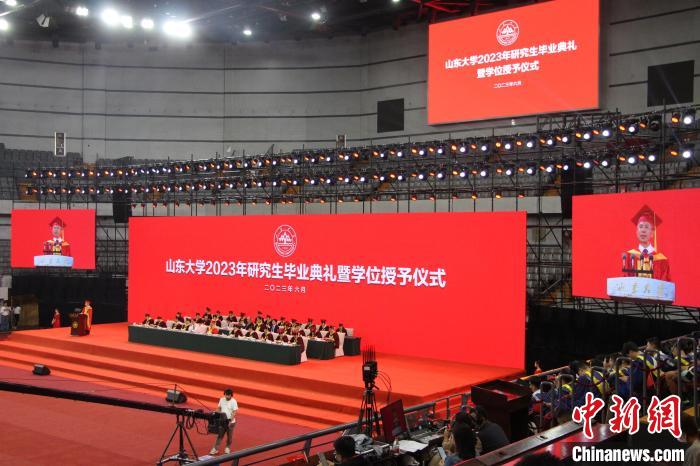 山東大學校長、中國工程院院士李術才在典禮上講話?！≮w曉 攝